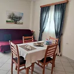 Casa Blanca Pírgos Dhiroú